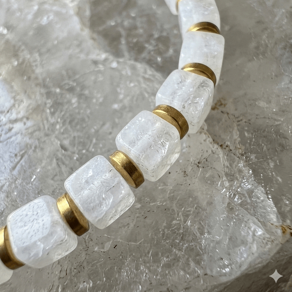 Luxe Kubus Natuursteen Armband - Jade Wit & Goud Accent - Kahkeshan